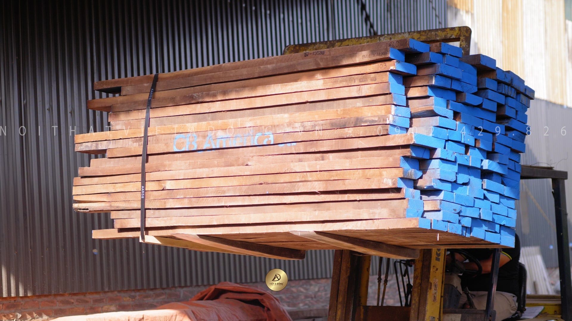 Vật liệu thi công 100% gỗ óc chó nhập khẩu